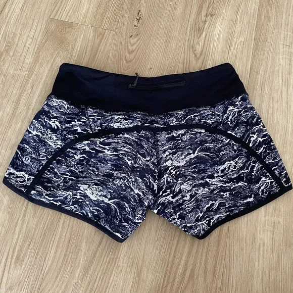 ❤️ lululemon athletica Run Times Short - 4-Way Stretch - Size 4 - Picture 2 of 9